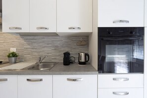 Frigorifero, forno, piano cottura, pentole/stoviglie/utensili