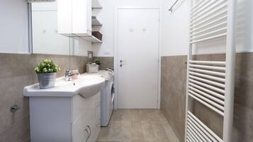 Douche, sĂšche-cheveux, serviettes fournies, papier toilette