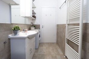 Regadera, secadora de cabello, toallas, papel de baño 