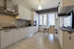 Fridge, oven, stovetop, cookware/dishes/utensils - GetTheKey Pasubio Apartment (Bologna)