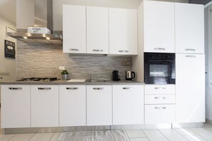 Fridge, oven, stovetop, cookware/dishes/utensils - GetTheKey Pasubio Apartment (Bologna)