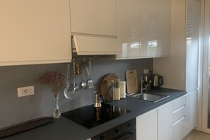 Jääkaappi, uuni, kahvin-/teenkeitin