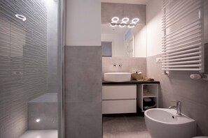 Suihku, hiustenkuivaaja, bidee, pyyhkeet