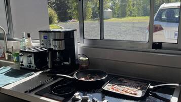 KylskÄp, mikrovÄgsugn, ugn och spishÀll