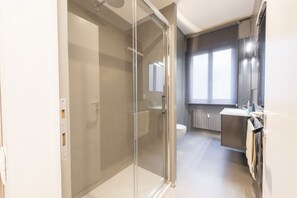 Douche, sèche-cheveux, serviettes fournies, shampoing