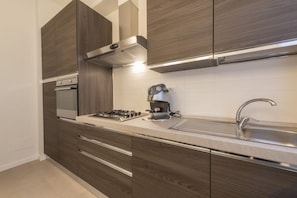Réfrigérateur, four, plaque de cuisson, lave-vaisselle