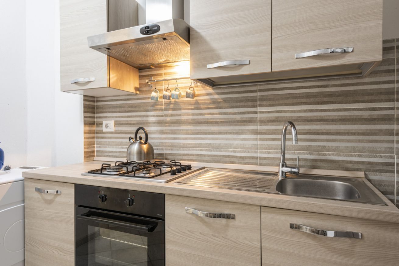 Frigorifero, microonde, forno, piano cottura