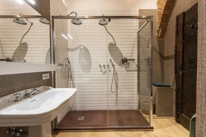 Douche, sèche-cheveux, serviettes fournies, shampoing