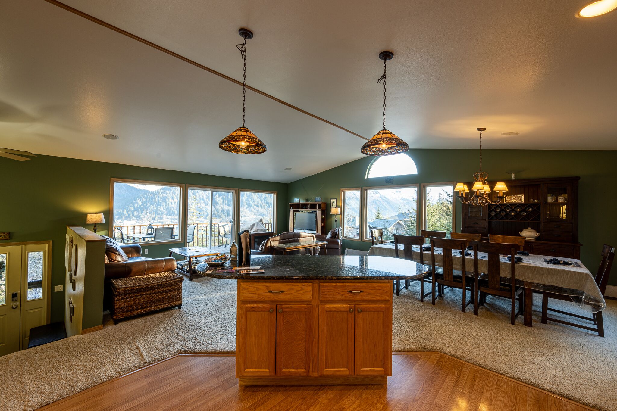 Televisor, llar de foc, reproductor de DVD i estèreo 