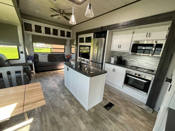 Kühlschrank, Mikrowelle, Ofen, Herdplatte