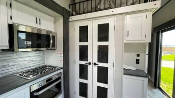 Frigorifero, microonde, forno, piano cottura