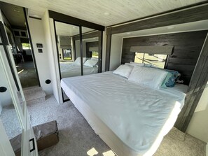 3 bedrooms, travel crib, free WiFi, bed sheets