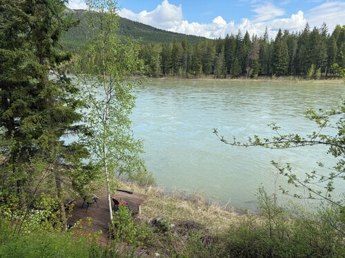 Beautiful RIVERFRONT studio apartment close to Glacier National Park!