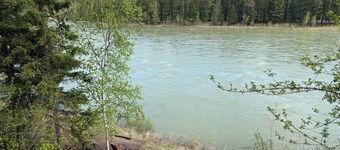 Beautiful RIVERFRONT studio apartment close to Glacier National Park!