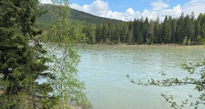 Beautiful RIVERFRONT studio apartment close to Glacier National Park!