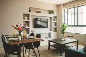 Dining - Fully equipped kitchen, high-speed internet, comfy king-size and queen-size beds, and two TVs, GYM, Pool and located just a 3-minute walk from the new U.S. Embassy (Ciudad de México)