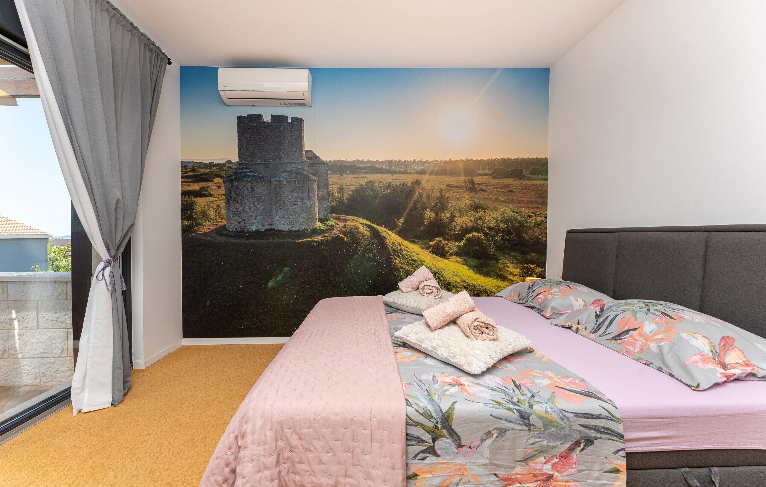4 bedrooms, bed sheets