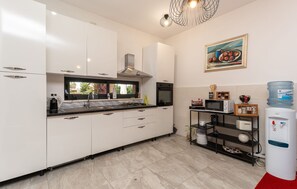 Coffee/tea maker, microwave, oven, dishwasher