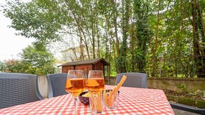 A table with a checkered tablecloth, two glasses of amber liquid, and a small bowl of breadsticks. - Casa Ruby - Pool and tennis court Lazise/Pacengo (Lazise)