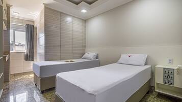 City kamer | Een bureau, verduisterende gordijnen, beddengoed