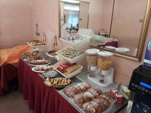 Petit déjeuner complet (4 EUR par personne)
