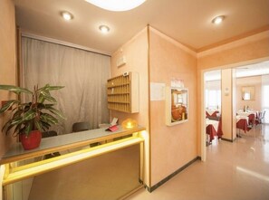 Camera Matrimoniale Standard | Living area | TV - Hotel Manola (Rimini)