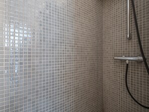 Dusche, kostenlose Toilettenartikel, Haartrockner, Handtücher