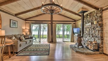 Flat-screen TV, fireplace, DVD player, books