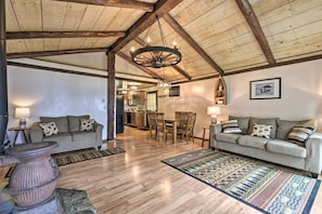 Flat-screen TV, fireplace, DVD player, books - Cozy Lake Champlain Cottage w/ Beautiful View (Bridport)