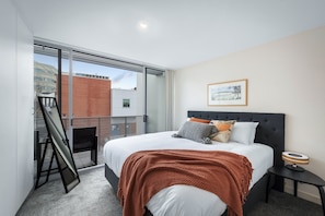 2 soverom, skrivebord, strykejern/-brett og wi-fi (inkludert)