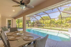 Una piscina al aire libre, una piscina climatizada