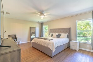 5 habitaciones, escritorio y tabla de planchar con plancha 