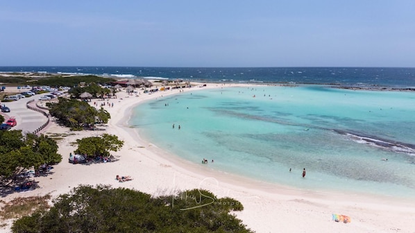 På stranden