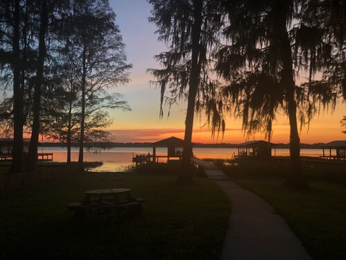 Beautiful lake front property, close to Gainesville and Jacksonville 