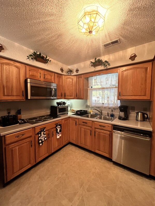 Frigorifero, microonde, forno, piano cottura