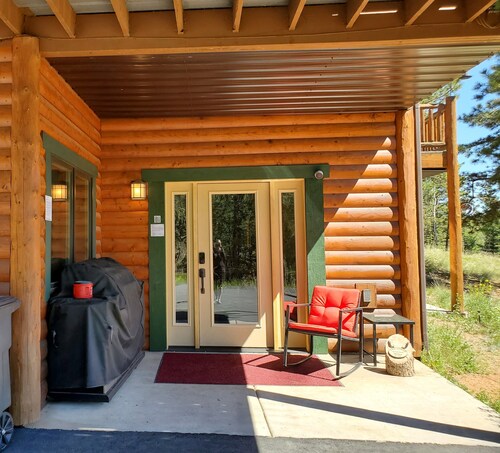 Secluded Guest Suite Covered Hot Tub, Private Drive, Mountain Valley Views