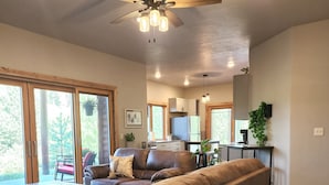 Smart TV, video games, video library - Secluded Guest Suite Covered Hot Tub, Private Drive, Mountain Valley Views (Florissant)