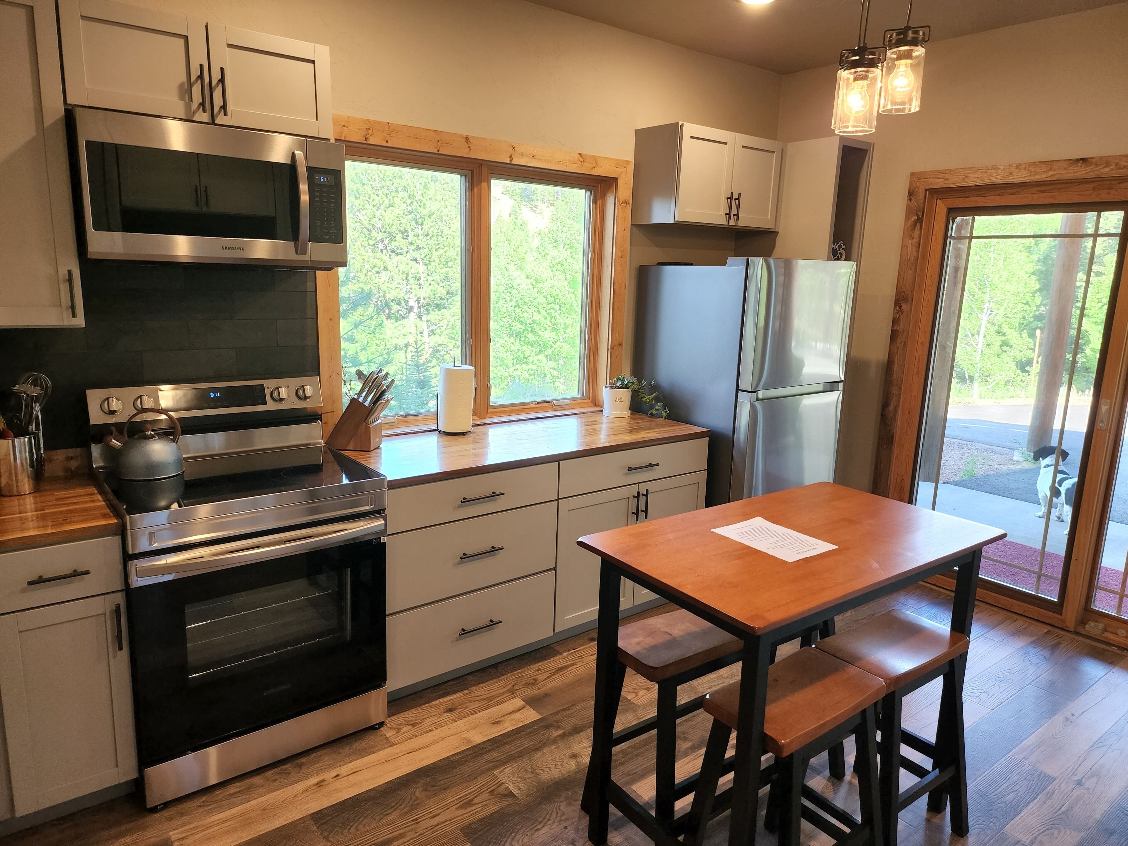 Coffee/tea maker, fridge, microwave, oven