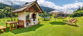 Beautiful apartment in villa for 9 guests with WIFI, TV, patio and parking