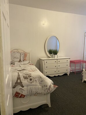 3 makuuhuonetta, silitysrauta/-lauta, ilmainen Wi-Fi, vuodevaatteet