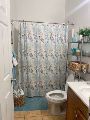 Suihkun ja ammeen yhdistelmä, hiustenkuivaaja, pyyhkeet, saippua