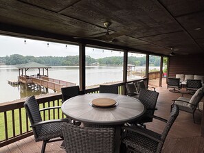 Outdoor dining - Camm's Lakeside Retreat (Close to Charlotte), Family-Friendly, Boat Available (Belmont)