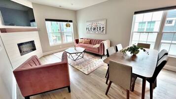 Smart TV, fireplace, books, stereo