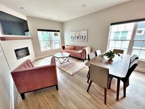 Smart TV, fireplace, books, stereo