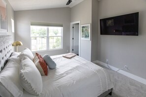 3 habitaciones, escritorio y tabla de planchar con plancha