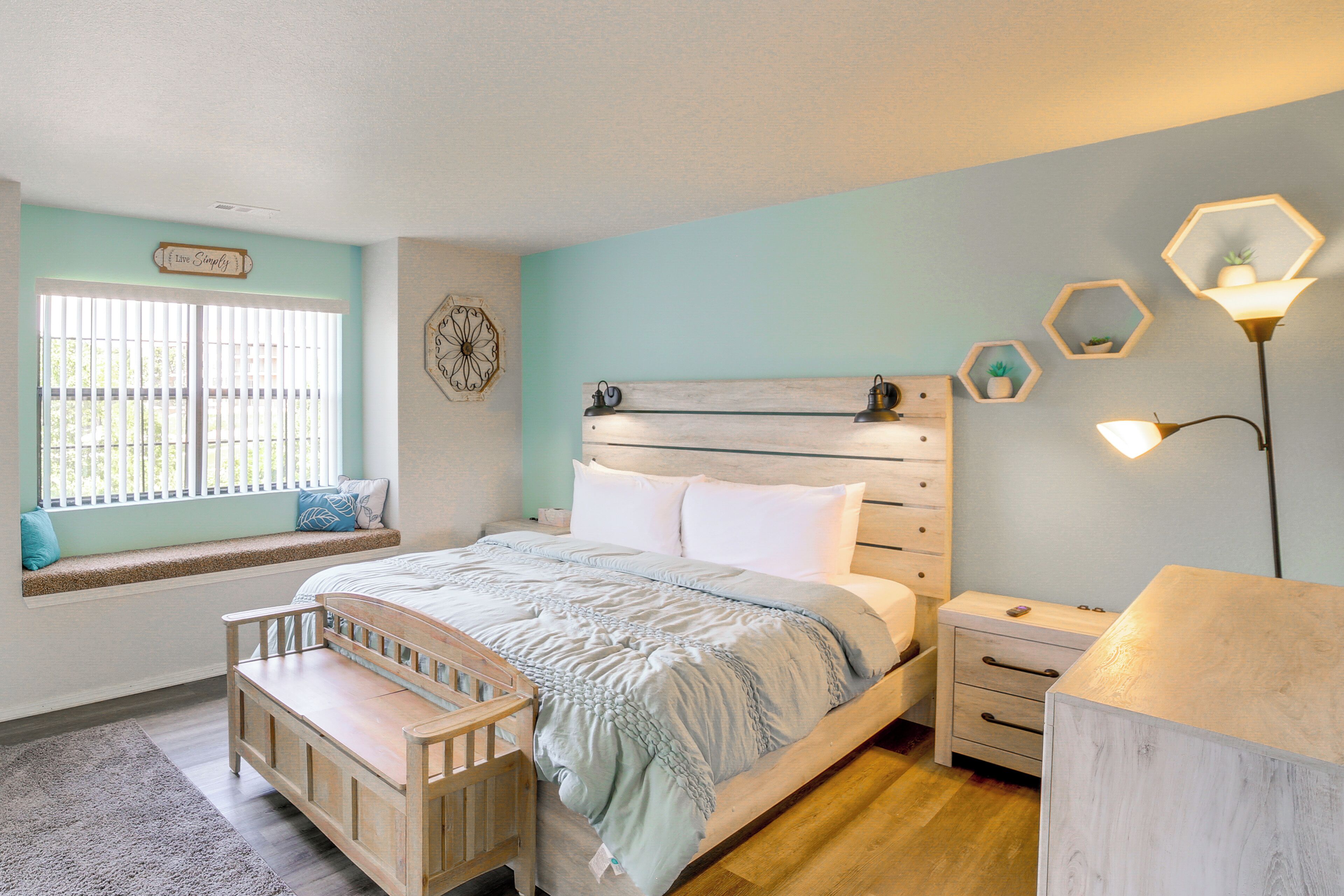 2 chambres, fer et planche à repasser, lit de bébé portatif