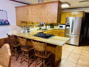 Kjøleskap, mikrobølgeovn, ovn og kokeplater