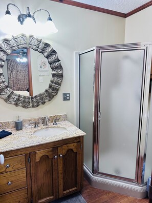 Combined shower/tub, hair dryer, towels, soap - In the heart of Cajun country! Entire home with pool. (Breaux Bridge)