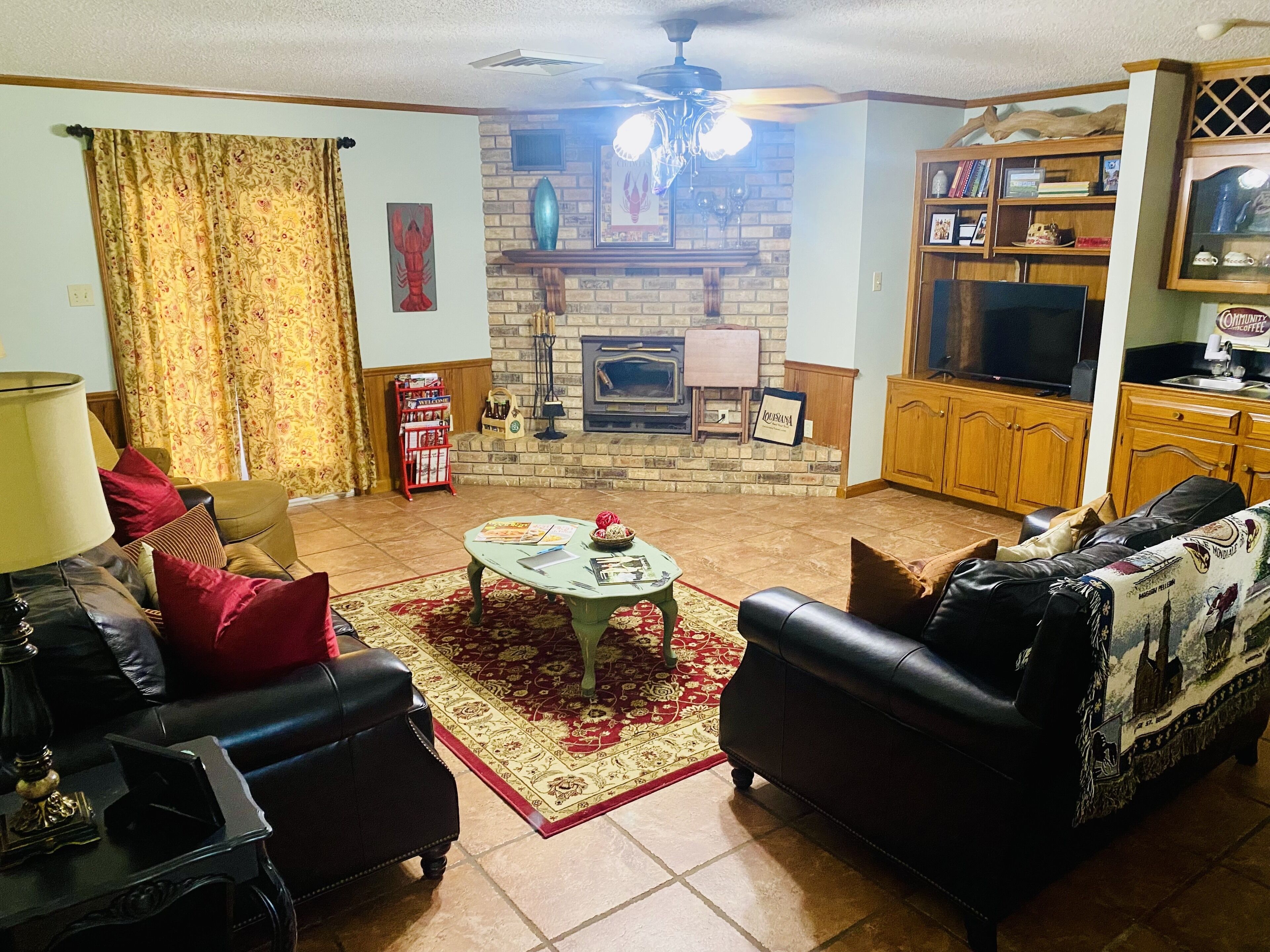 Una Smart TV, una chimenea, videojuegos, un reproductor de DVD