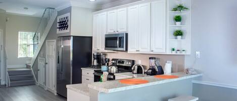 Køleskab/fryser i fuld størrelse, mikrobølgeovn, ovn, kogeplade